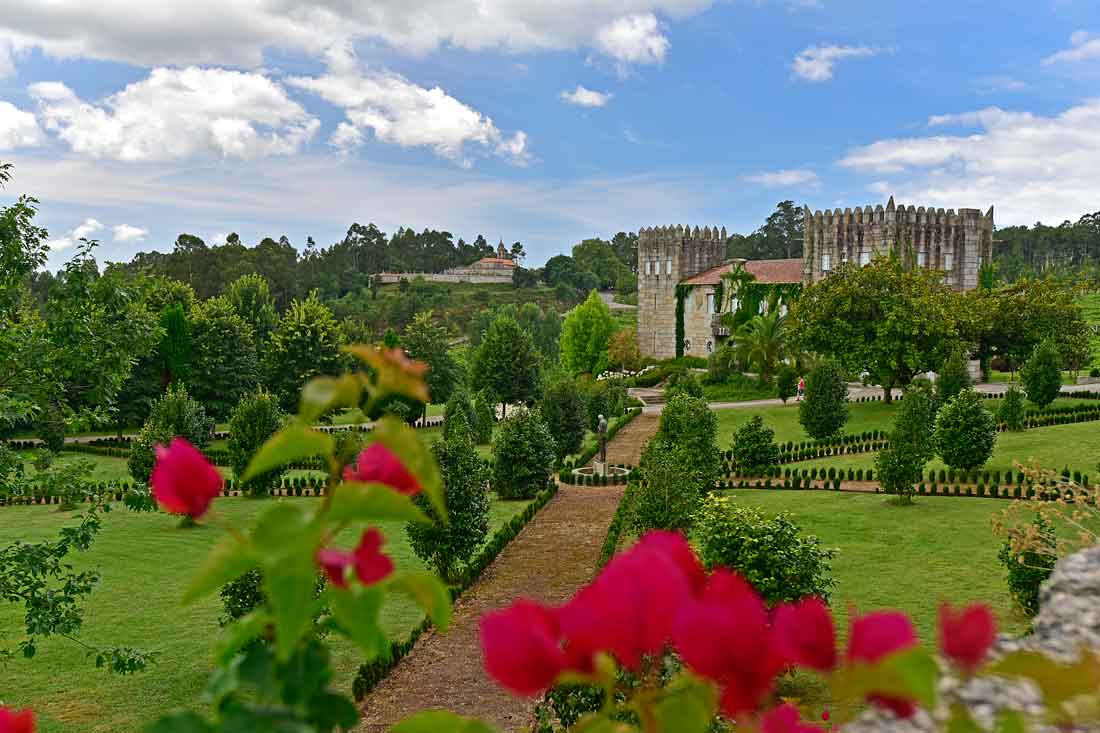 Jardines y torres del pazo de Pazo Baión